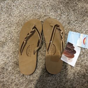 NWT.Rainbow tan flip flops. Size M 6.5-7.5